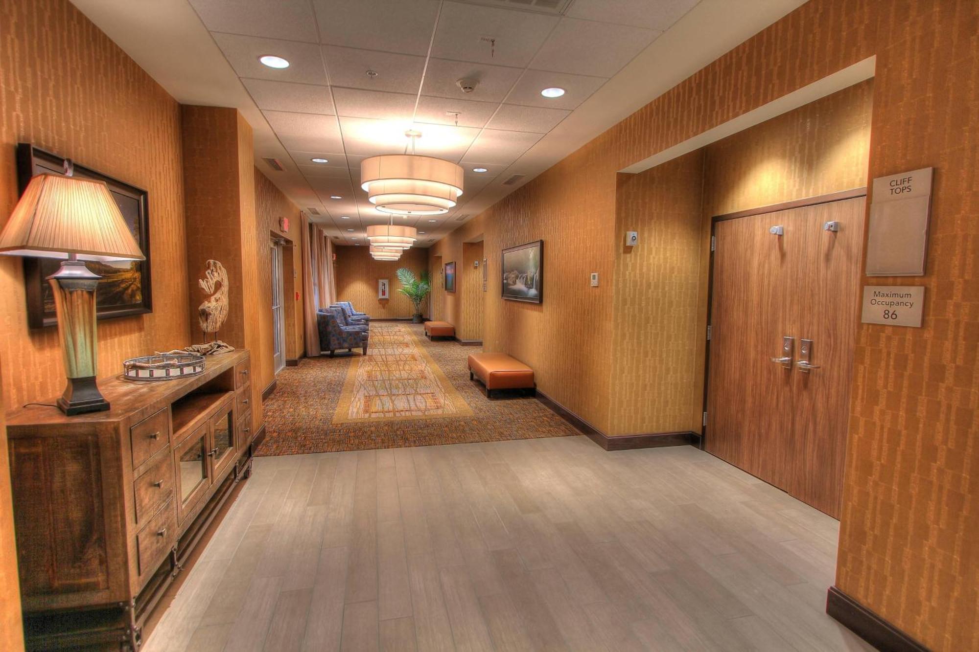 Отель Courtyard By Marriott Gatlinburg Downtown Экстерьер фото