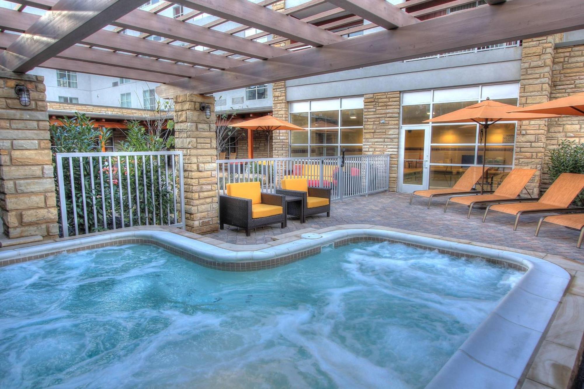 Отель Courtyard By Marriott Gatlinburg Downtown Экстерьер фото