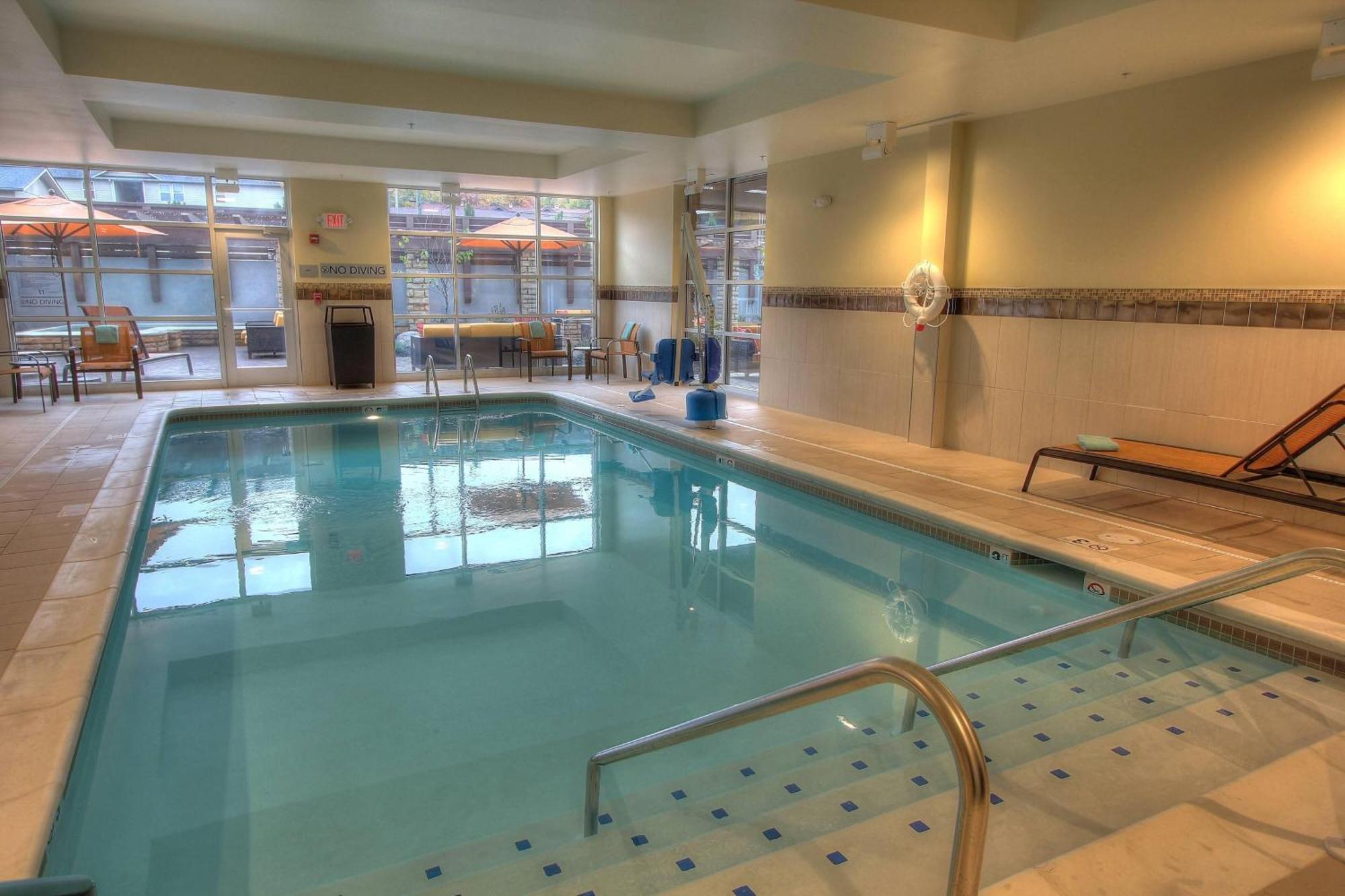 Отель Courtyard By Marriott Gatlinburg Downtown Экстерьер фото