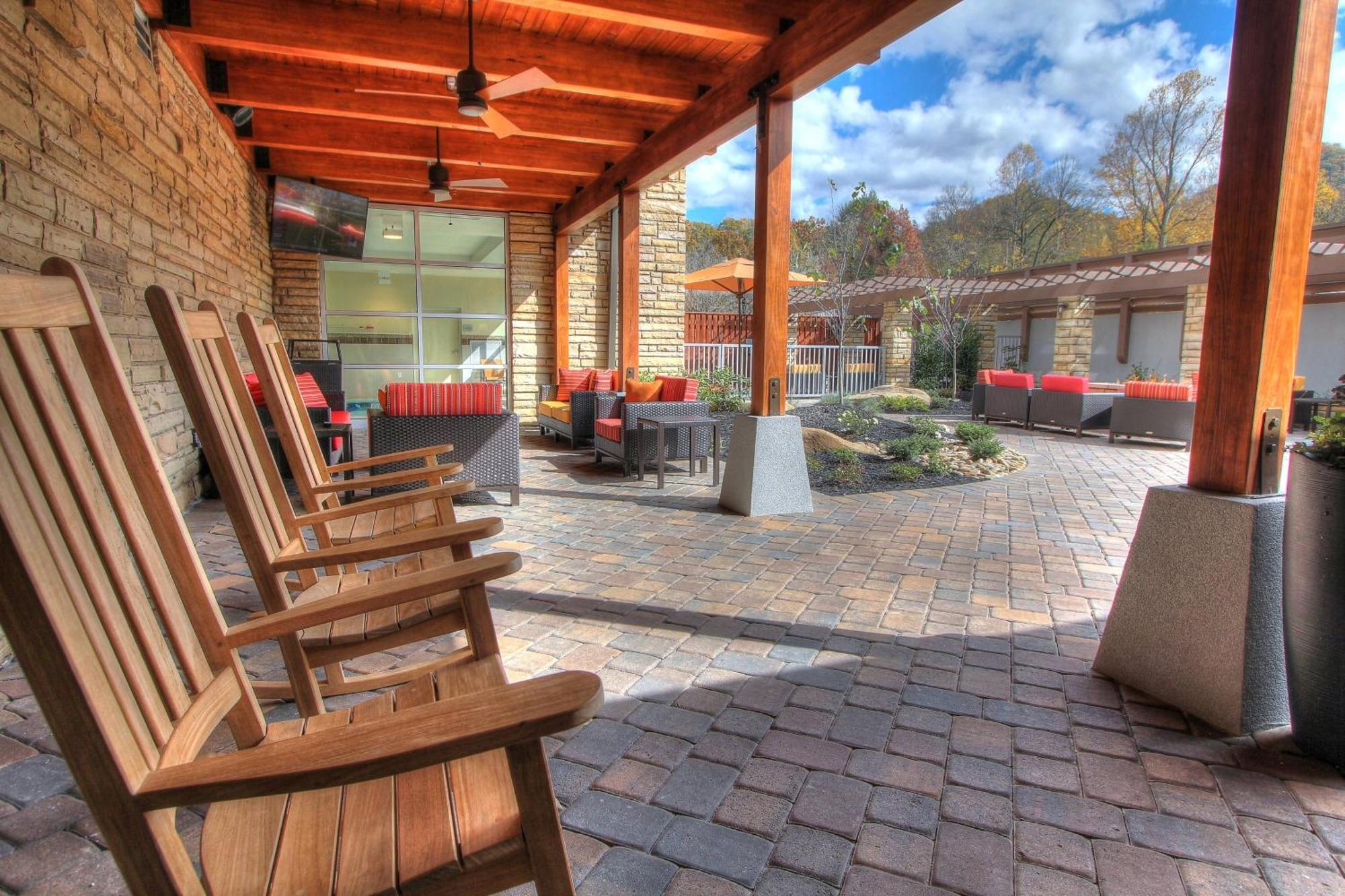 Отель Courtyard By Marriott Gatlinburg Downtown Экстерьер фото